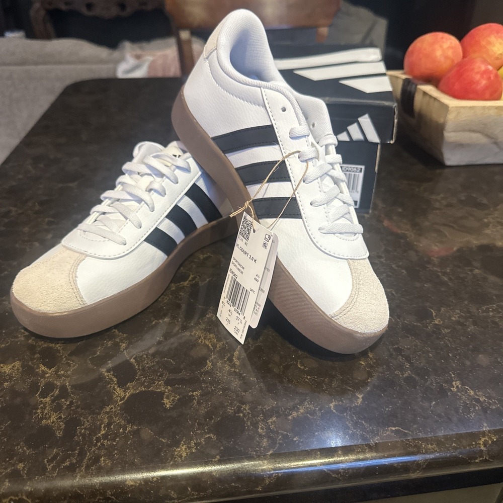 NWTS Adidas VL Court 3.0. US Size 5 womens- UK 4 1/2. Comes with Box